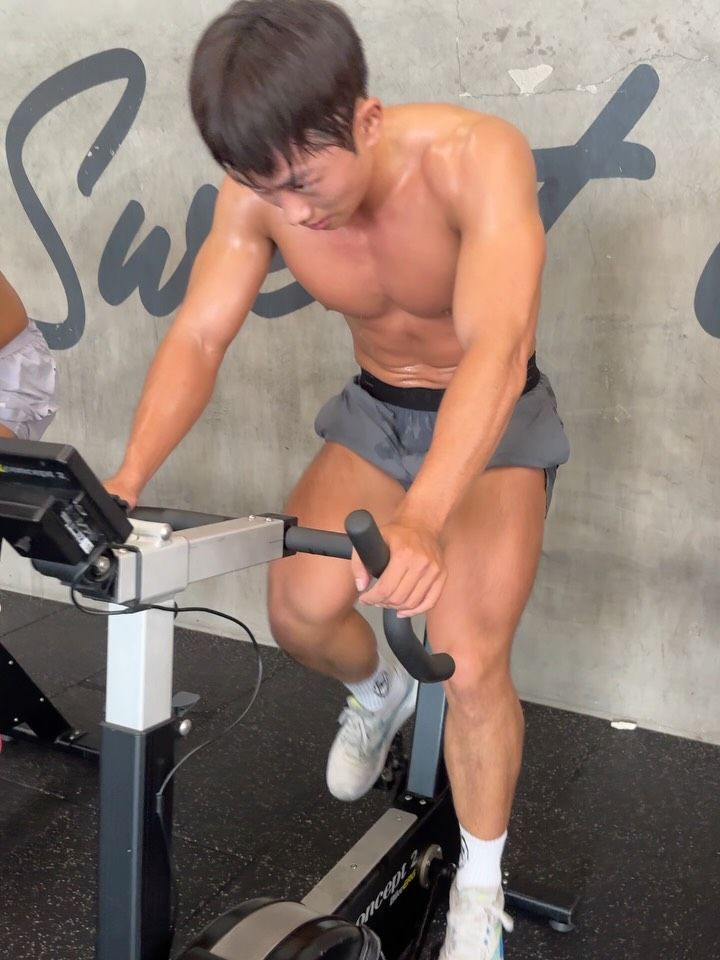 에어바이크를 타는 승준 코치