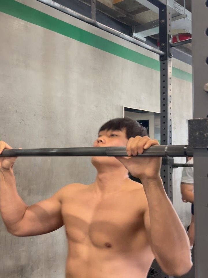풀업 바를 잡고 버티는 승준 코치